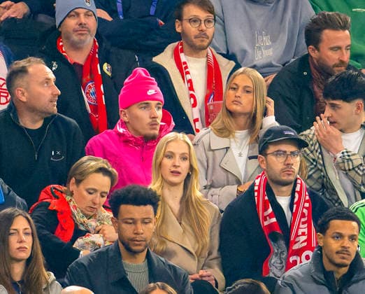 15 04 2026, Soccer UEFA Championsleague 2025 2026 quarterfinal second leg, FC Bayern Munich Real Madrid, in the Allianz Arena Munich, Lennart Karl in the middle, FC Bayern Munich in the stands in a pink outfit, with his new girlfriend Zoe Käppele to his right