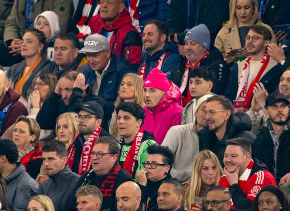 15 04 2026, Soccer UEFA Championsleague 2025 2026 quarterfinal second leg, FC Bayern Munich Real Madrid, in the Allianz Arena Munich, Lennart Karl in the middle, FC Bayern Munich in the stands in a glow stick outfit in pink, with his new girlfriend Zoe Käppele on the left next to him