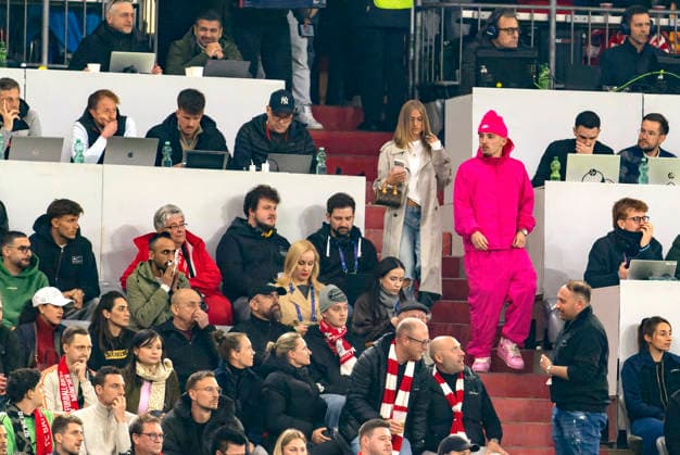 15 04 2026, Soccer UEFA Championsleague 2025 2026 quarterfinal second leg, FC Bayern Munich Real Madrid, in the Allianz Arena Munich, Lennart Karl re, FC Bayern Munich on the stands in the glow stick outfit in pink, with his new girlfriend Zoe Käppele left next to him left Tom Bischof Bayern Munich