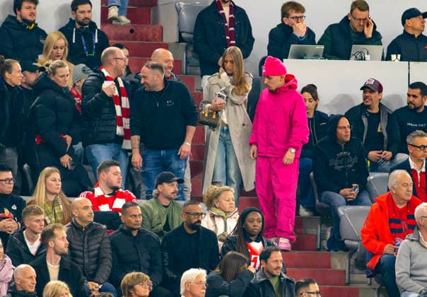 15 04 2026, Soccer UEFA Championsleague 2025 2026 quarterfinal second leg, FC Bayern Munich Real Madrid, in the Allianz Arena Munich, Lennart Karl re, FC Bayern Munich on the stands in a glow stick outfit in pink, with his new girlfriend Zoe Käppele on his left next to him