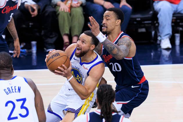April 15, 2026, Inglewood, California, USA: Stephen Curry 30 of the Golden State Warriors drives past John Collins 20 of the Los Angeles Clippers during their NBA, Basketball Herren, USA Play-In Tournament game on Wednesday April 15, 2026 at Intuit Dome Arena in Inglewood, California. Warriors defeat Clippers, 126-121. ARIANA RUIZ PI Inglewood USA - ZUMAp124 20260415_zaa_p124_138 Copyright: xArianaxRuizx
