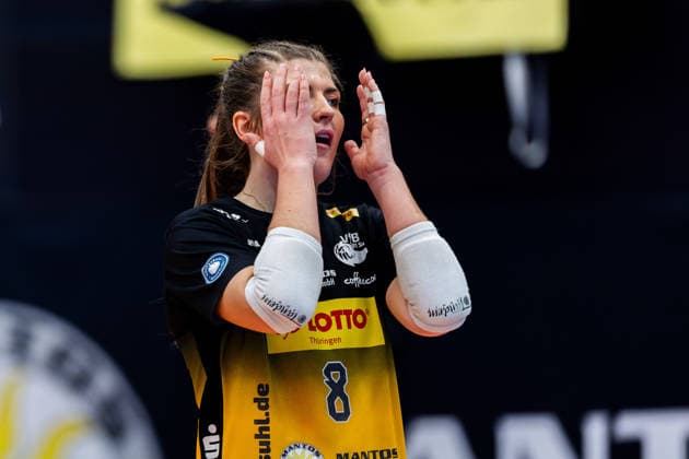 15 04 2026, GER, Volleyball, 1 Bl, Women, Season 25 26, Final PlayOff Best of 5 , VfB 91 Suhl Lotto Thueringen Dresdner SC Mackenzie Foley VfB 91 Suhl Lotto Thueringen puts her hands together in front of her face in disappointment 98527 Suhl Sporthalle Wolfsgrube Thüringen Germany