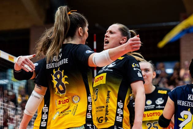 15 04 2026, GER, Volleyball, 1 Bl, Women, Season 25 26, Final PlayOff Best of 5 , VfB 91 Suhl Lotto Thueringen Dresdner SC Lara Nagels VfB 91 Suhl Lotto Thueringen cheers together with Mackenzie Foley VfB 91 Suhl Lotto Thueringen 98527 Suhl Sporthalle Wolfsgrube Thüringen Germany