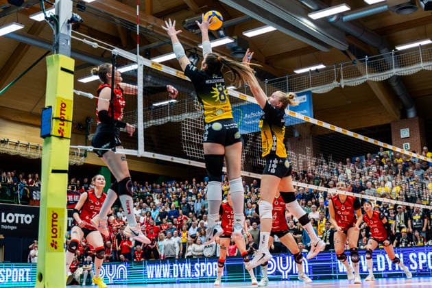 15 04 2026, GER, Volleyball, 1 Bl, Women, Season 25 26, Final PlayOff Best of 5 , VfB 91 Suhl Lotto Thueringen Dresdner SC Mackenzie Foley VfB 91 Suhl Lotto Thueringen and Roosa Laakkonen VfB 91 Suhl Lotto Thueringen block Marta Kamelija Levinskas attack at the net Dresdner SC 98527 Suhl Sporthalle Wolfsgrube Thüringen Germany