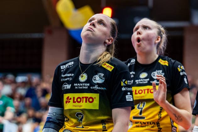 15 04 2026, GER, Volleyball, 1 Bl, Women, Season 25 26, Final PlayOff Best of 5 , VfB 91 Suhl Lotto Thueringen Dresdner SC Lara Nagels VfB 91 Suhl Lotto Thueringen looks disappointed with Roosa Laakkonen VfB 91 Suhl Lotto Thueringen on a Video Challenge 98527 Suhl Sporthalle Wolfsgrube Thüringen Germany