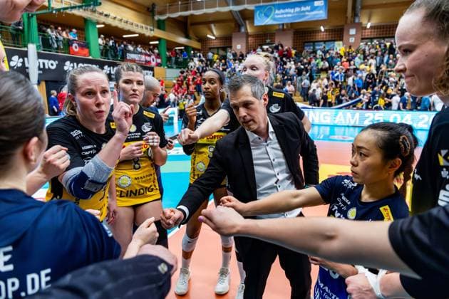 15 04 2026, GER, Volleyball, 1 Bl, Women, Season 25 26, Final PlayOff Best of 5 , VfB 91 Suhl Lotto Thueringen Dresdner SC Laszlo Hollosy VfB 91 Suhl Lotto Thueringen together with his team after the match, with in the picture Lara Nagels VfB 91 Suhl Lotto Thueringen , Mackenzie Foley VfB 91 Suhl Lotto Thueringen , Sanaa Dotson VfB 91 Suhl Lotto Thueringen , Roosa Laakkonen VfB 91 Suhl Lotto Thueringen , Xiang Chen Lai VfB 91 Suhl Lotto Thueringen , Laura Berger VfB 91 Suhl Lotto Thueringen 98527 Suhl Sporthalle Wolfsgrube Thüringen Germany
