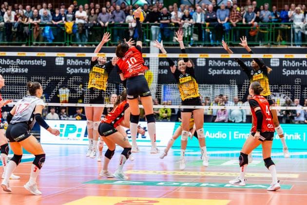 15 04 2026, GER, Volleyball, 1 Bl, Women, Season 25 26, Final PlayOff Best of 5 , VfB 91 Suhl Lotto Thueringen Dresdner SC Monika Brancuska VfB 91 Suhl Lotto Thueringen and Laura Berger VfB 91 Suhl Lotto Thueringen try to block the attack of Miku Akimoto Dresdner SC 98527 Suhl Sporthalle Wolfsgrube Thüringen Germany