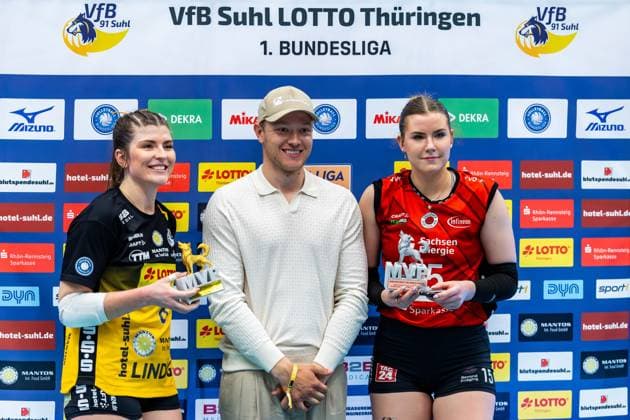 15 04 2026, GER, Volleyball, 1 Bl, Women, Season 25 26, Final PlayOff Best of 5 , VfB 91 Suhl Lotto Thueringen Dresdner SC Max Langenhan Rennrodler hands over the MVP trophy to Mackenzie Foley VfB 91 Suhl Lotto Thueringen and Marta Kamelija Levinska Dresdner SC 98527 Suhl Sporthalle Wolfsgrube Thüringen Germany