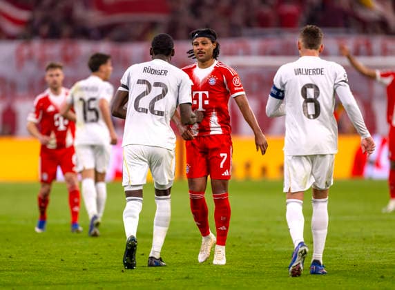 15 04 2026, Football UEFA Champions League 2025 2026 quarter-final second leg, FC Bayern Munich Real Madrid, in the Allianz Arena Munich, After a scuffle, Antonio Rüdiger Real Madrid stabs his opponent and national team colleague Serge Gnabry FC Bayern Munich rudely in the stomach with his right hand