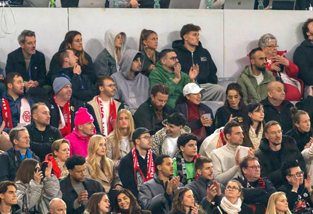 15 04 2026, Soccer UEFA Championsleague 2025 2026 quarterfinal second leg, FC Bayern Munich Real Madrid, in the Allianz Arena Munich, Lennart Karl 2 from left below, FC Bayern Munich in the stands in pink outfit, with his new girlfriend Zoe Käppele right next to him above 2 from right Tom Bischof Bayern Munich with girlfriend Josefine Scholl next to him