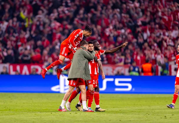15 04 2026, Football UEFA Champions League 2025 2026 quarter-final second leg, FC Bayern Munich Real Madrid, in the Allianz Arena Munich, goal celebration from left Michael Olise FC Bayern Munich , Jonathan Tah FC Bayern Munich , Josip Stanisic Bayern Munich , Luis Diaz FC Bayern Munich , Dayot Upamecano FC Bayern Munich ,