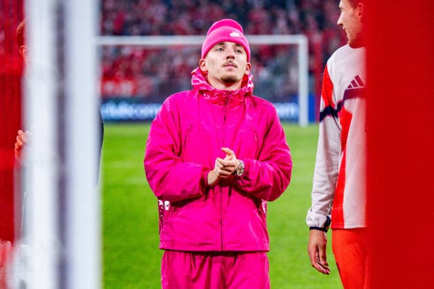 15 04 2026, FC Bayern München vs Real Madrid, UEFA Champions League, quarter-final second leg Lennart Karl wears Pink Regulations prohibit any use of photographs as image sequences and or quasi video Copyright: xBahhoxKarax