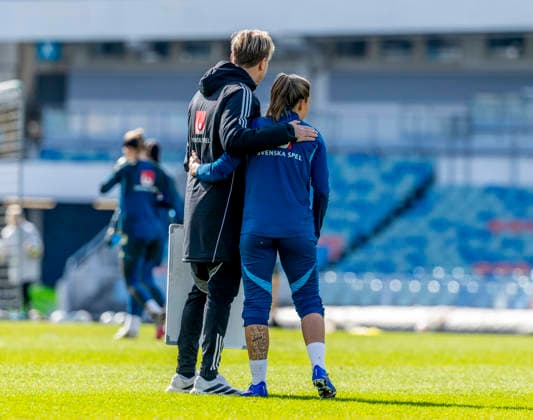 GOTHENBURG 20260416 National team captain Tony Gustafsson and Johanna Rytting Karneryd during Monday s training at Ullevi in Gothenburg ahead of Saturday s World Cup qualifying match against Serbia at the National Arena in Stockholm GÖTEBORG SWEDEN x9200x  Copyright: xAdamxIhse TTx TRAINING WOMEN S NATIONAL TEAM WORLD CUP QUALIFICATIONS AGAINST SERBIA