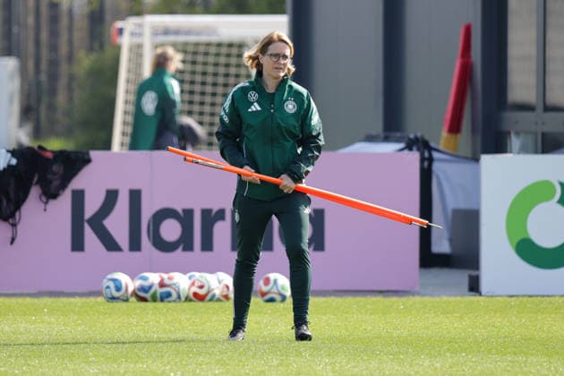 16 04 2026, xgrfx, Football DFB Media Dates, German Womens National Team Training v l Saskia Bartusiak German Womens National Team DFL DFB REGULATIONS PROHIBIT ANY USE OF PHOTOGRAPHS as IMAGE SEQUENCES and or QUASI VIDEO Herzogenaurach