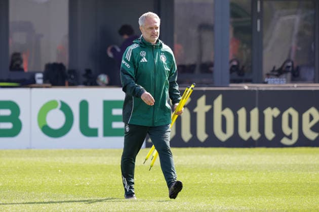 16 04 2026, xgrfx, Football DFB Media Dates, German Womens National Team Training v l Christian Wück German Womens National Team DFL DFB REGULATIONS PROHIBIT ANY USE OF PHOTOGRAPHS as IMAGE SEQUENCES and or QUASI VIDEO Herzogenaurach