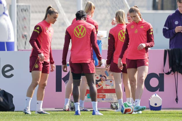 16 04 2026, xgrfx, Football DFB Media Dates, German Womens National Team Training f l Selina Cerci, Nicole Anyomi, Jule Brand German Womens National Team DFL DFB REGULATIONS PROHIBIT ANY USE OF PHOTOGRAPHS as IMAGE SEQUENCES and or QUASI VIDEO Herzogenaurach