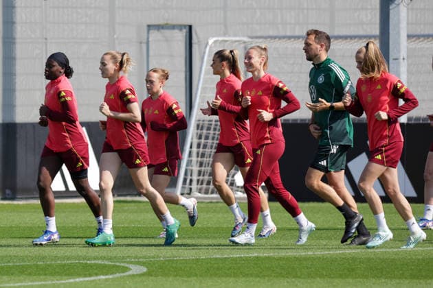16 04 2026, xgrfx, Football DFB Media Dates, German Womens National Team Training f l Nicole Anyomi, Laura Freigang, Lisanne Gräwe, Selina Cerci, Janina Minge, Vivien Endemann German Womens National Team DFL DFB REGULATIONS PROHIBIT ANY USE OF PHOTOGRAPHS as IMAGE SEQUENCES and or QUASI VIDEO Herzogenaurach