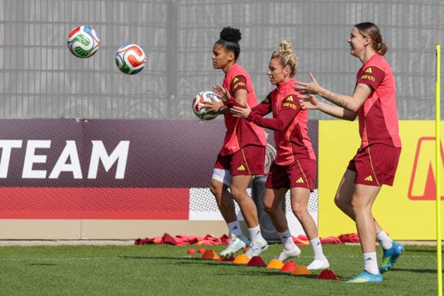 16 04 2026, xgrfx, Football DFB Media Dates, German Womens National Team Training f l Shekiera Martinez, Linda Dallmann, Larissa Mühlhaus German Womens National Team DFL DFB REGULATIONS PROHIBIT ANY USE OF PHOTOGRAPHS as IMAGE SEQUENCES and or QUASI VIDEO Herzogenaurach