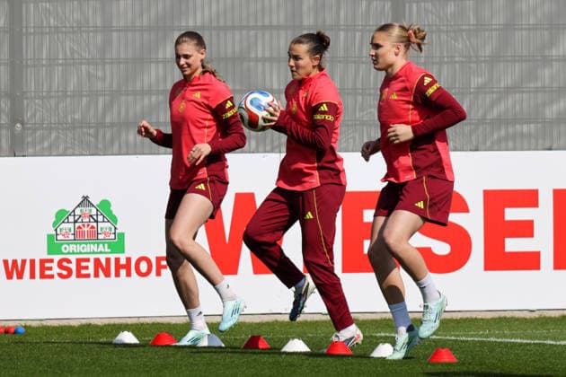 16 04 2026, xgrfx, Football DFB Media Dates, German Womens National Team Training f l Jule Brand, Carlotta Wamser, Jella Veit German Womens National Team DFL DFB REGULATIONS PROHIBIT ANY USE OF PHOTOGRAPHS as IMAGE SEQUENCES and or QUASI VIDEO Herzogenaurach