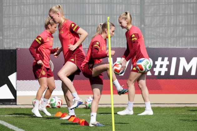 16 04 2026, xgrfx, Football DFB Media Dates, German Womens National Team Training v l Camilla Küver, Elisa Senß German Womens National Team DFL DFB REGULATIONS PROHIBIT ANY USE OF PHOTOGRAPHS as IMAGE SEQUENCES and or QUASI VIDEO Herzogenaurach
