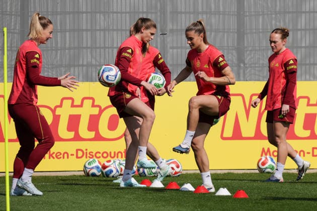 16 04 2026, xgrfx, Football DFB Media Dates, German Womens National Team Training f l Sarai Linder, Jule Brand, Selina Cerci, Lisanne Gräwe German Womens National Team DFL DFB REGULATIONS PROHIBIT ANY USE OF PHOTOGRAPHS as IMAGE SEQUENCES and or QUASI VIDEO Herzogenaurach