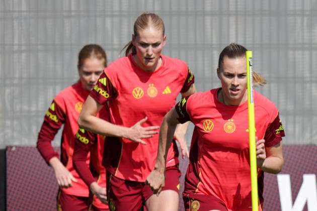 16 04 2026, xgrfx, Football DFB Media Dates, German Womens National Team Training v l Camilla Küver, Laura Freigang German Womens National Team DFL DFB REGULATIONS PROHIBIT ANY USE OF PHOTOGRAPHS as IMAGE SEQUENCES and or QUASI VIDEO Herzogenaurach