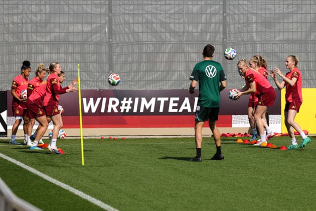 16 04 2026, xgrfx, Football DFB Media Dates, German Womens National Team Training f l Shekiera Martinez, Linda Dallmann, Elisa Senß, Camila Küver, Laura Freigang German Womens National Team DFL DFB REGULATIONS PROHIBIT ANY USE OF PHOTOGRAPHS as IMAGE SEQUENCES and or QUASI VIDEO Herzogenaurach