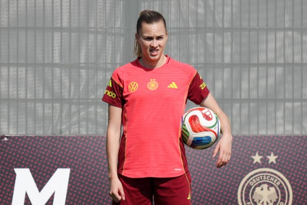 16 04 2026, xgrfx, Football DFB Media Dates, German Womens National Team Training v l Laura Freigang German Womens National Team DFL DFB REGULATIONS PROHIBIT ANY USE OF PHOTOGRAPHS as IMAGE SEQUENCES and or QUASI VIDEO Herzogenaurach