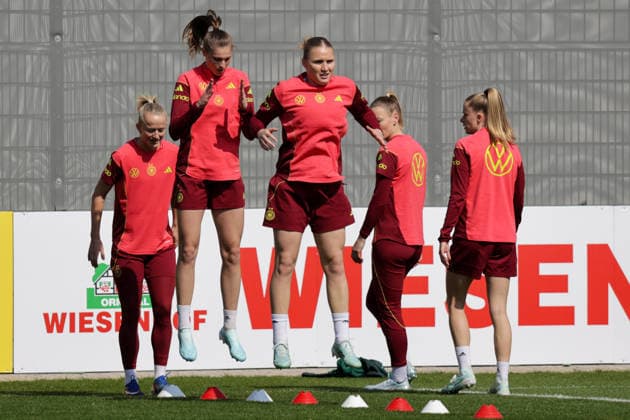 16 04 2026, xgrfx, Football DFB Media Dates, German Womens National Team Training f l Lea Schüller, Jule Brand, Jella Veit German Womens National Team DFL DFB REGULATIONS PROHIBIT ANY USE OF PHOTOGRAPHS as IMAGE SEQUENCES and or QUASI VIDEO Herzogenaurach