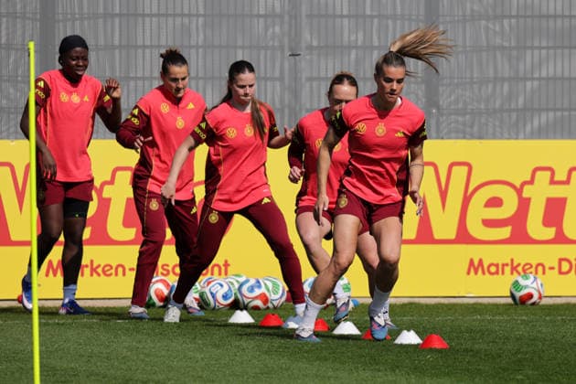 16 04 2026, xgrfx, Football DFB Media Dates, German Womens National Team Training f l Nicole Anyomi, Carlotta Wamser, Sarah Mattner Trembleau, Lisanne Gräwe, Selina Cerci German Womens National Team DFL DFB REGULATIONS PROHIBIT ANY USE OF PHOTOGRAPHS as IMAGE SEQUENCES and or QUASI VIDEO Herzogenaurach