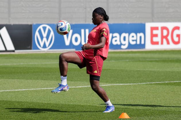 16 04 2026, xgrfx, Football DFB Media Dates, German Womens National Team Training v l Nicole Anyomi German Womens National Team DFL DFB REGULATIONS PROHIBIT ANY USE OF PHOTOGRAPHS as IMAGE SEQUENCES and or QUASI VIDEO Herzogenaurach