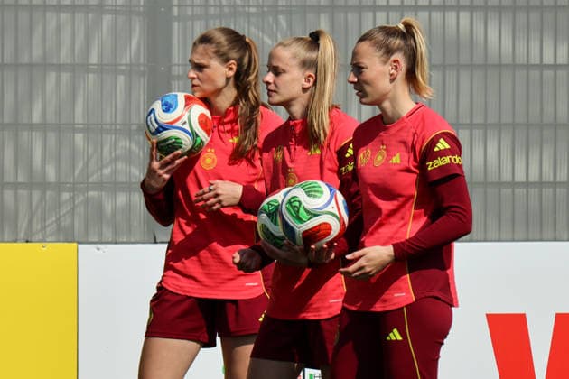 Herzogenaurach, Germany 16 April 2026 Preparation for the womens World Cup qualifier Austria vs Germany Training in Herzogenaurach In the picture from left Jule Brand Germany , Vivien Endemann Germany and Sarai Linder Germany Copyright: HMBxMedia MadeleinexFantini
