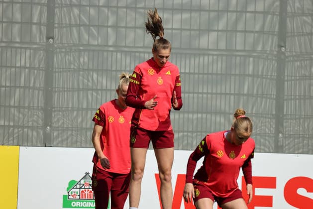 Herzogenaurach, Germany 16 April 2026 Preparation for the womens World Cup qualifier Austria vs. Germany Training in Herzogenaurach In the picture from left Lea Schüller Schueller Germany , partly hidden, Jule Brand Germany and Jella Veit Germany Copyright: HMBxMedia MadeleinexFantini
