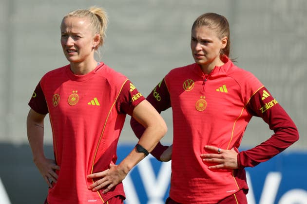 Herzogenaurach, Germany 16 April 2026 Preparation for the womens World Cup qualifier Austria vs. Germany Training in Herzogenaurach In the picture from left Lea Schüller Schueller Germany and Jule Brand Germany Copyright: HMBxMedia MadeleinexFantini