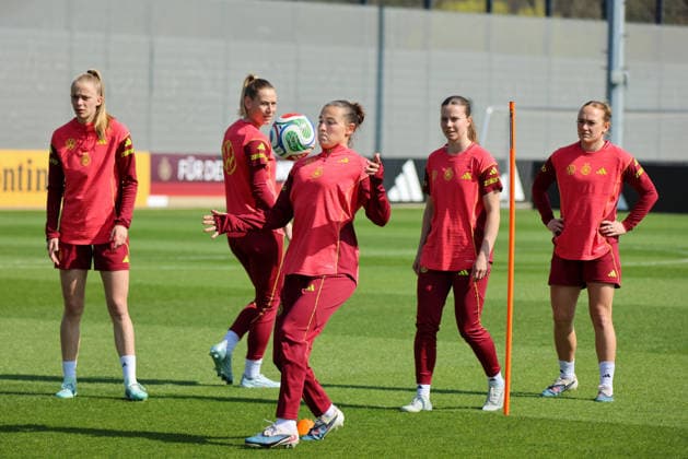 Herzogenaurach, Germany 16 April 2026 Preparation for the Womens World Cup Qualifier Austria vs Germany Training in Herzogenaurach Pictured from left Vivien Endemann Germany , Sarai Linder Germany , Carlotta Wamser Germany , Sarah Mattner Trembleau Germany and Lisanne Gräwe Graewe Germany Copyright: HMBxMedia MadeleinexFantini