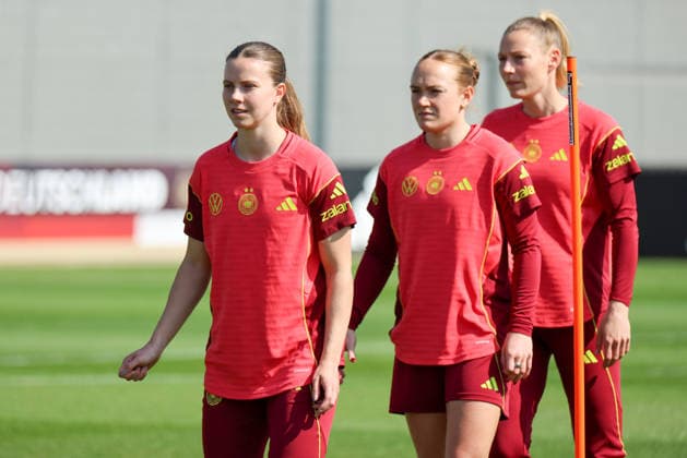 Herzogenaurach, Germany 16 April 2026 Preparation for the Womens World Cup qualifier Austria vs Germany Training in Herzogenaurach Pictured from left Sarah Mattner Trembleau Germany and Lisanne Gräwe Graewe Germany and Sarai Linder Germany Copyright: HMBxMedia MadeleinexFantini