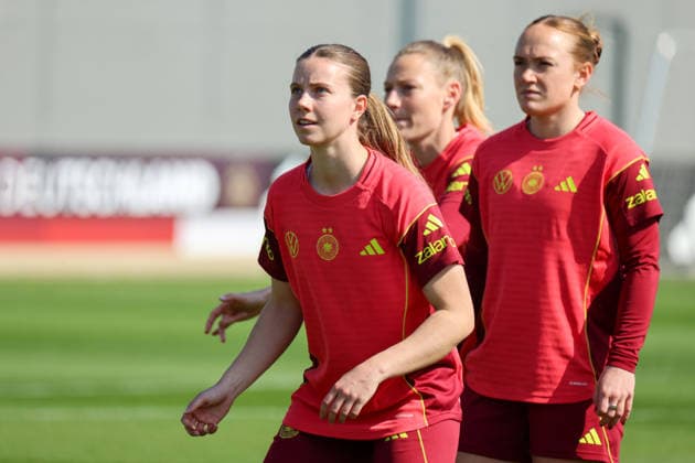 Herzogenaurach, Germany 16 April 2026 Preparation for the Womens World Cup qualifier Austria vs Germany Training in Herzogenaurach Pictured from left Sarah Mattner Trembleau Germany and Lisanne Gräwe Graewe Germany Copyright: HMBxMedia MadeleinexFantini