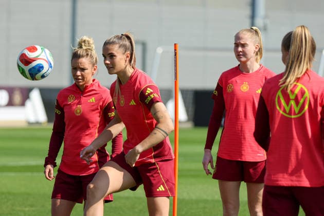 Herzogenaurach, Germany 16 April 2026 Preparation for the womens World Cup qualifier Austria vs. Germany Training in Herzogenaurach Pictured from left Linda Dallmann Germany , Selina Cerci Germany and Janina Minge Germany Copyright: HMBxMedia MadeleinexFantini