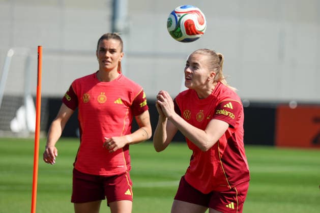 Herzogenaurach, Germany 16 April 2026 Preparation for the womens World Cup qualifier Austria vs Germany Training in Herzogenaurach In the picture Laura Freigang Germany in header training Copyright: HMBxMedia MadeleinexFantini