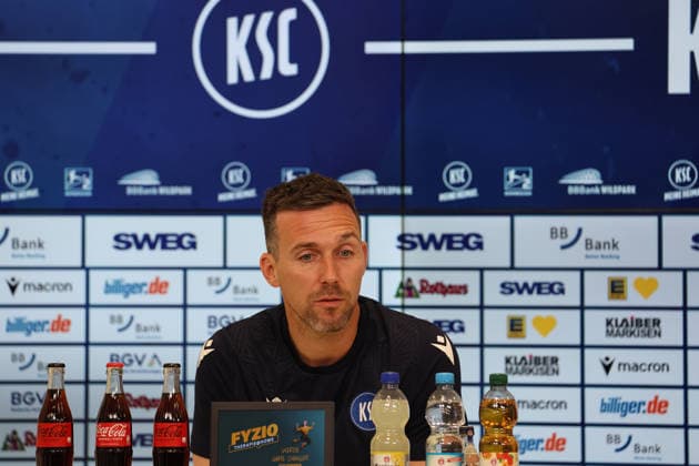 16 04 2026, xrekx, Fußball 2 Bundesliga , Karlsruher SC Pressekonferenz v l Christian Eichner Trainer Karlsruher SC DFL DFB REGULATIONS PROHIBIT ANY USE OF PHOTOGRAPHS as IMAGE SEQUENCES and or QUASI VIDEO Karlsruhe