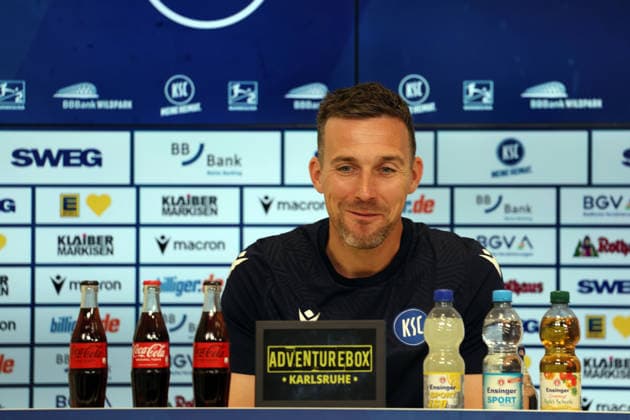 16 04 2026, xrekx, Fußball 2 Bundesliga , Karlsruher SC Pressekonferenz v l Christian Eichner Trainer Karlsruher SC DFL DFB REGULATIONS PROHIBIT ANY USE OF PHOTOGRAPHS as IMAGE SEQUENCES and or QUASI VIDEO Karlsruhe