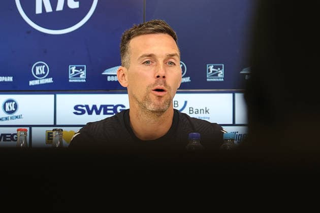 16 04 2026, xrekx, Fußball 2 Bundesliga , Karlsruher SC Pressekonferenz v l Christian Eichner Trainer Karlsruher SC DFL DFB REGULATIONS PROHIBIT ANY USE OF PHOTOGRAPHS as IMAGE SEQUENCES and or QUASI VIDEO Karlsruhe