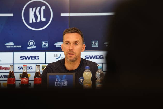 16 04 2026, xrekx, Fußball 2 Bundesliga , Karlsruher SC Pressekonferenz v l Christian Eichner Trainer Karlsruher SC DFL DFB REGULATIONS PROHIBIT ANY USE OF PHOTOGRAPHS as IMAGE SEQUENCES and or QUASI VIDEO Karlsruhe