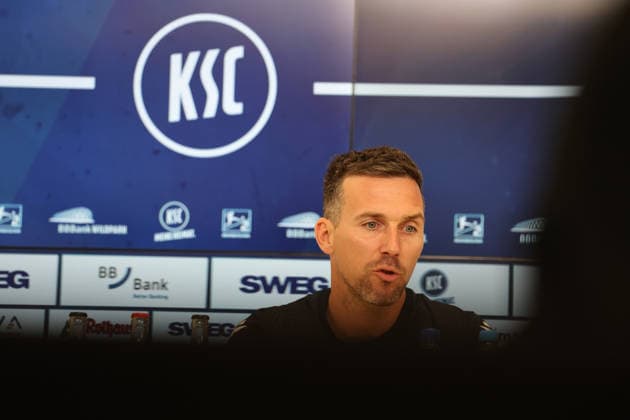 16.04.2026, xrekx, Fussball 2.Bundesliga , Karlsruher SC - Pressekonferenz v.l. Christian Eichner Trainer (Karlsruher SC) (DFL DFB REGULATIONS PROHIBIT ANY USE OF PHOTOGRAPHS as IMAGE SEQUENCES and or QUASI-VIDEO) Karlsruhe *** 16 04 2026, xrekx, Fußball 2 Bundesliga , Karlsruher SC Pressekonferenz v l Christian Eichner Trainer Karlsruher SC DFL DFB REGULATIONS PROHIBIT ANY USE OF PHOTOGRAPHS as IMAGE SEQUENCES and or QUASI VIDEO Karlsruhe