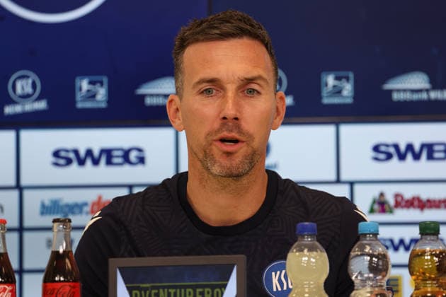 16 04 2026, xrekx, Fußball 2 Bundesliga , Karlsruher SC Pressekonferenz v l Christian Eichner Trainer Karlsruher SC DFL DFB REGULATIONS PROHIBIT ANY USE OF PHOTOGRAPHS as IMAGE SEQUENCES and or QUASI VIDEO Karlsruhe