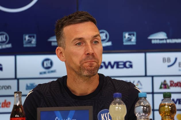 16 04 2026, xrekx, Fußball 2 Bundesliga , Karlsruher SC Pressekonferenz v l Christian Eichner Trainer Karlsruher SC DFL DFB REGULATIONS PROHIBIT ANY USE OF PHOTOGRAPHS as IMAGE SEQUENCES and or QUASI VIDEO Karlsruhe