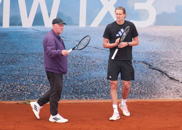 Alexander Zverev trains with his father Alexander on an outdoor court, training Copyright: xJuergenxHasenkopfx