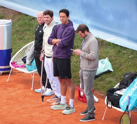 Alexander Zverev trains on an outdoor court, training, Alexander Zverev team stands on the sidelines and watches his training, L R physiotherapist Ramon Punzano, brother Mischa Zverev, friend and doubles partner Marcelo Melo and manager Sergei Bubka Copyright: xJuergenxHasenkopfx