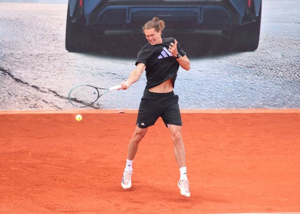Alexander Zverev trains on an outdoor court, Training Copyright: xJuergenxHasenkopfx
