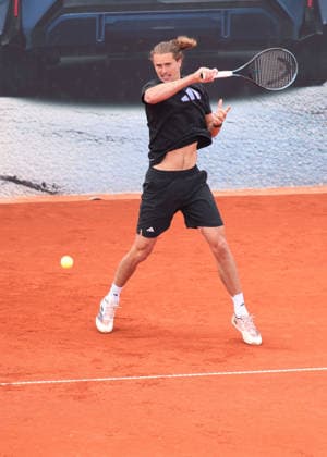 Alexander Zverev trains on an outdoor court, Training Copyright: xJuergenxHasenkopfx